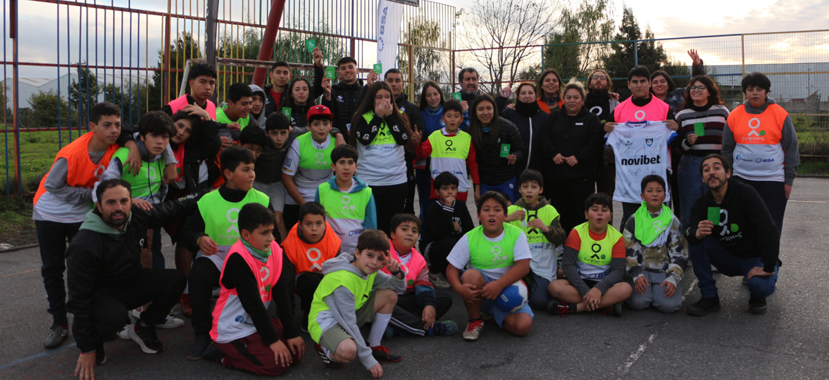 Junto a Fútbol Más reunimos a jóvenes del Programa Barrios con plantel de Huachipato en Coronel